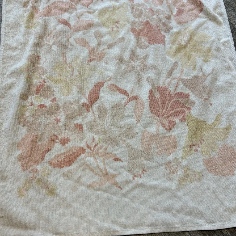 Vtg 1970s Utica JP Stevens Bath Towel Pair MCM 23x41 Floral Pink Cream Beige